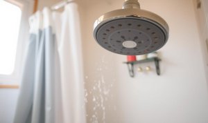 Panduan Memperbaiki Kepala Shower yang Tersumbat dan Airnya Kecil.