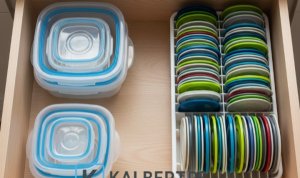 6fd6de0c-f458-4564-a852-bfe3803bfb99 Laci dapur terorganisir: Tupperware disimpan bersarang (nesting) dan tutupnya tersusun vertikal di rak piring kecil. Tips penyimpanan cerdas KALBERTPS.