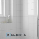 Foto realistis seseorang sedang menyikat nat keramik di kamar mandi untuk menghilangkan jamur dan lumut. Tips membersihkan nat kamar mandi KALBERTPS.