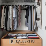 b106324c-55ad-4596-9bdd-4d1633d88380 Lemari pakaian kecil yang terorganisir rapi dengan lipatan vertikal KonMari dan gantungan beludru tipis. Tips optimalisasi ruang KALBERTPS.